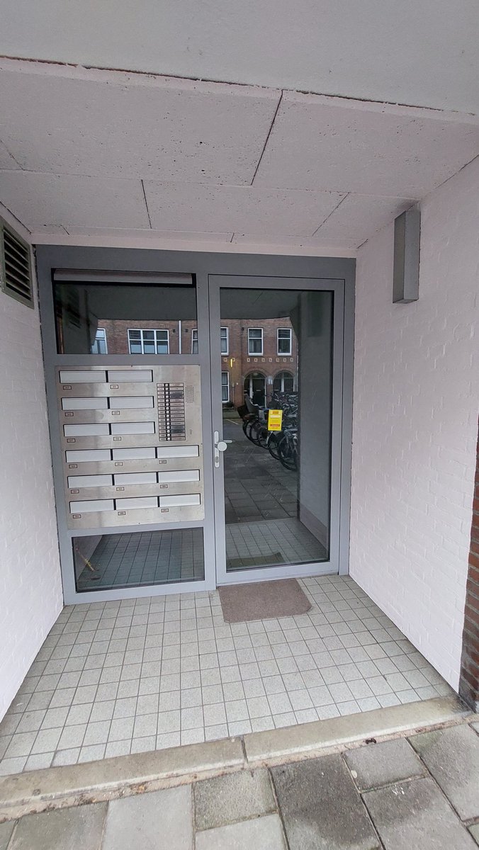 PrinsesChrissie's tweet image. Een roze portiek 😱 Echt die VVE bestaat uit een stelletje idioten😭 Uiteraard is de deur nog steeds niet gemaakt. Iets met prioriteiten #Amsterdam #Spaarndammerbuurt #Wokeportiek