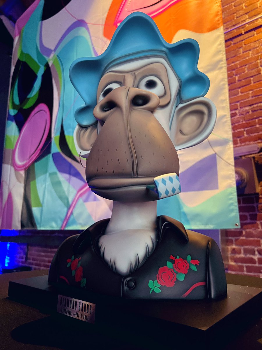 TheOtherBlock's tweet photo. So many skilled artists on display, one of them being @polly_kole with @painter_crypto’s @BoredApeYC bust. Looks painted into this picture 😳 

Thank you, Polly and CP for treating us with this masterpiece! Well done 🐒🍌 https://t.co/EibZaHUI67