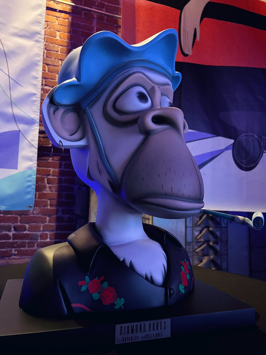 So many skilled artists on display, one of them being <a href="/polly_kole/">Polly Kole ⭕️</a> with <a href="/painter_crypto/">cryptopainter 🐯🍌</a>’s <a href="/BoredApeYC/">Bored Ape Yacht Club 🍌</a> bust. Looks painted into this picture 😳 

Thank you, Polly and CP for treating us with this masterpiece! Well done 🐒🍌