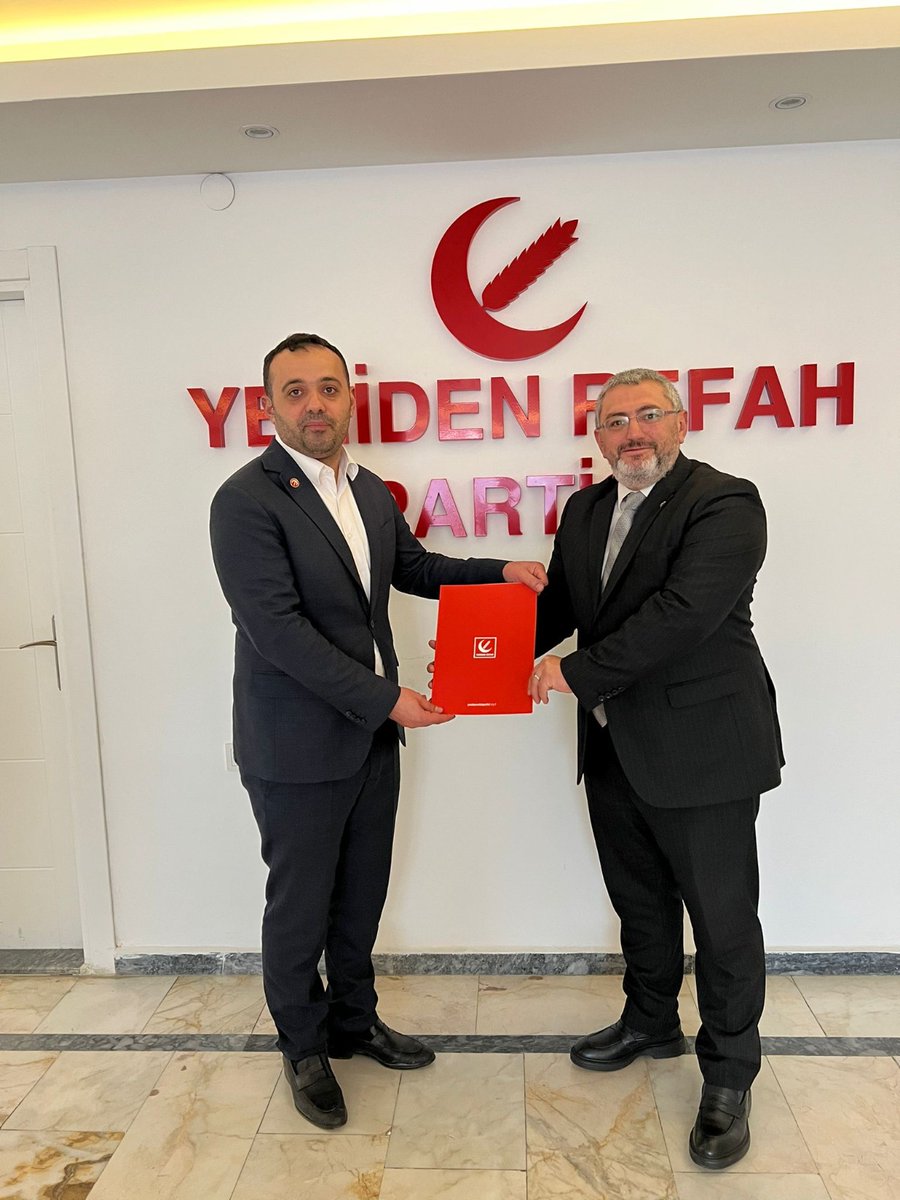 CepilCevdet's tweet photo. MKYK üyemiz Ahmet Emre AYDIN başkanımız kendisine yapılan ricaları kırmayarak milletvekili aday adaylığı başvuru dosyasını genel başkan yardımcımıza teslim etti.
Çıktığı yolda yanındayız. Hayırlı olsun sayın vekilim.. https://t.co/7o7jRb1SXW