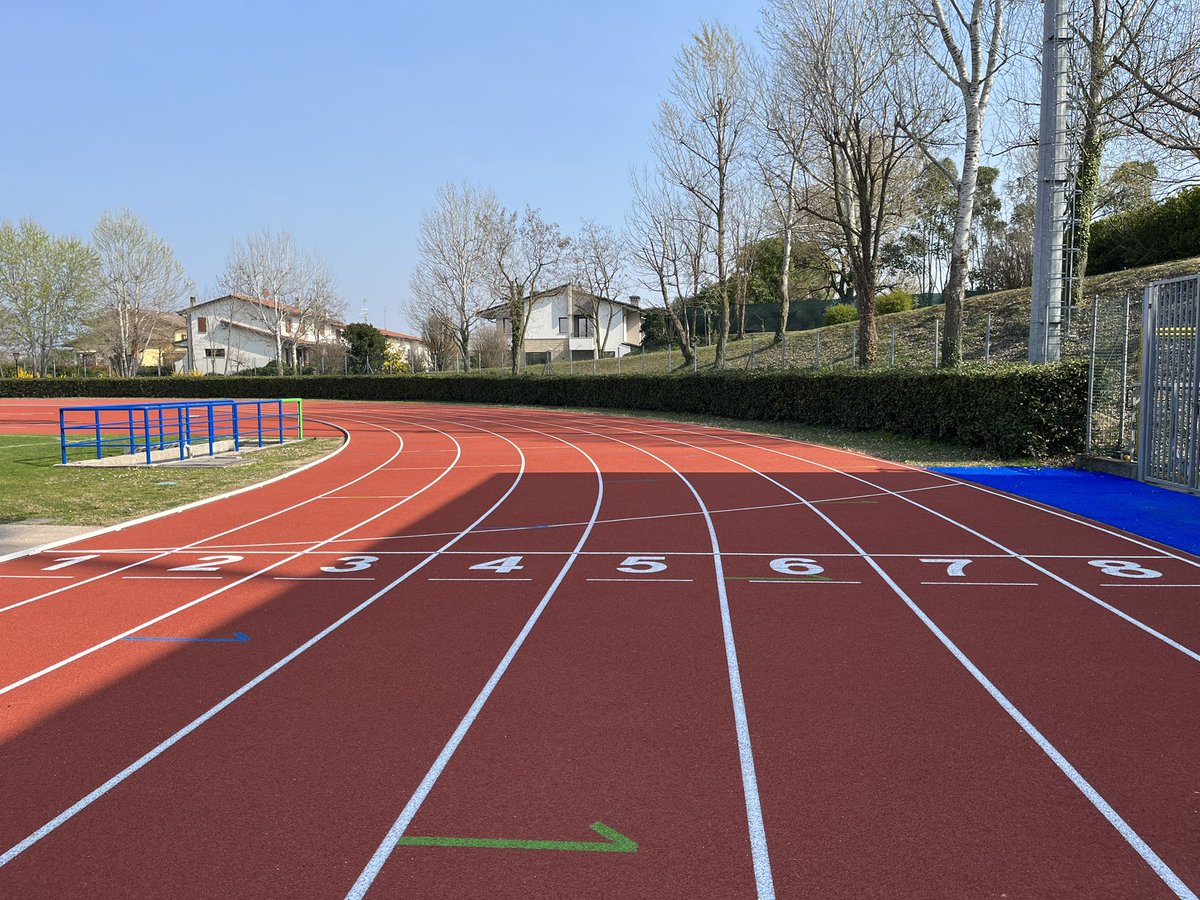 Sararunning's tweet photo. Finalmente è accaduto dopo 4 anni e mezzo una figata ritornare a correre su questa bellissima pista😊 un po’ di riscaldamento e poi qualche 400 per prendere confidenza ma è bastato per darmi una scossa di forte adrenalina😉🏃🏻♀️ #backtotrack #positivemind #nevergiveup https://t.co/idID8RMTY9