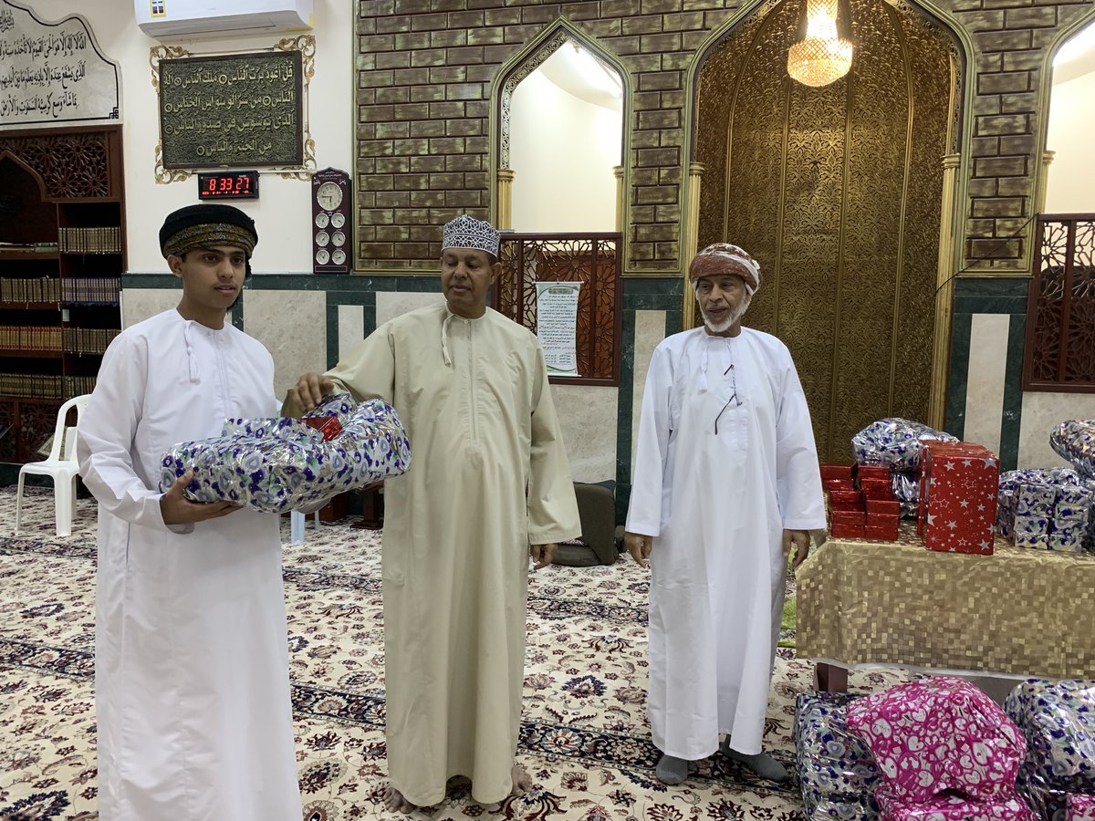 قام الوالد والاستاذ/محمد راشد المخيني (العازي) مشكوراً وجعل أجرها في ميزان اعماله،بالتكريم الدوري للطلبة المشاركين بمسابقة حفظ القرآن الكريم التي يشرف عليها بنفسه وبدعمه المادي والمعنوي لأبناءة الطلبة في مسجد سعد ابن عبادة في حارة الرصاغ بصور ، كما نشكر أئمة