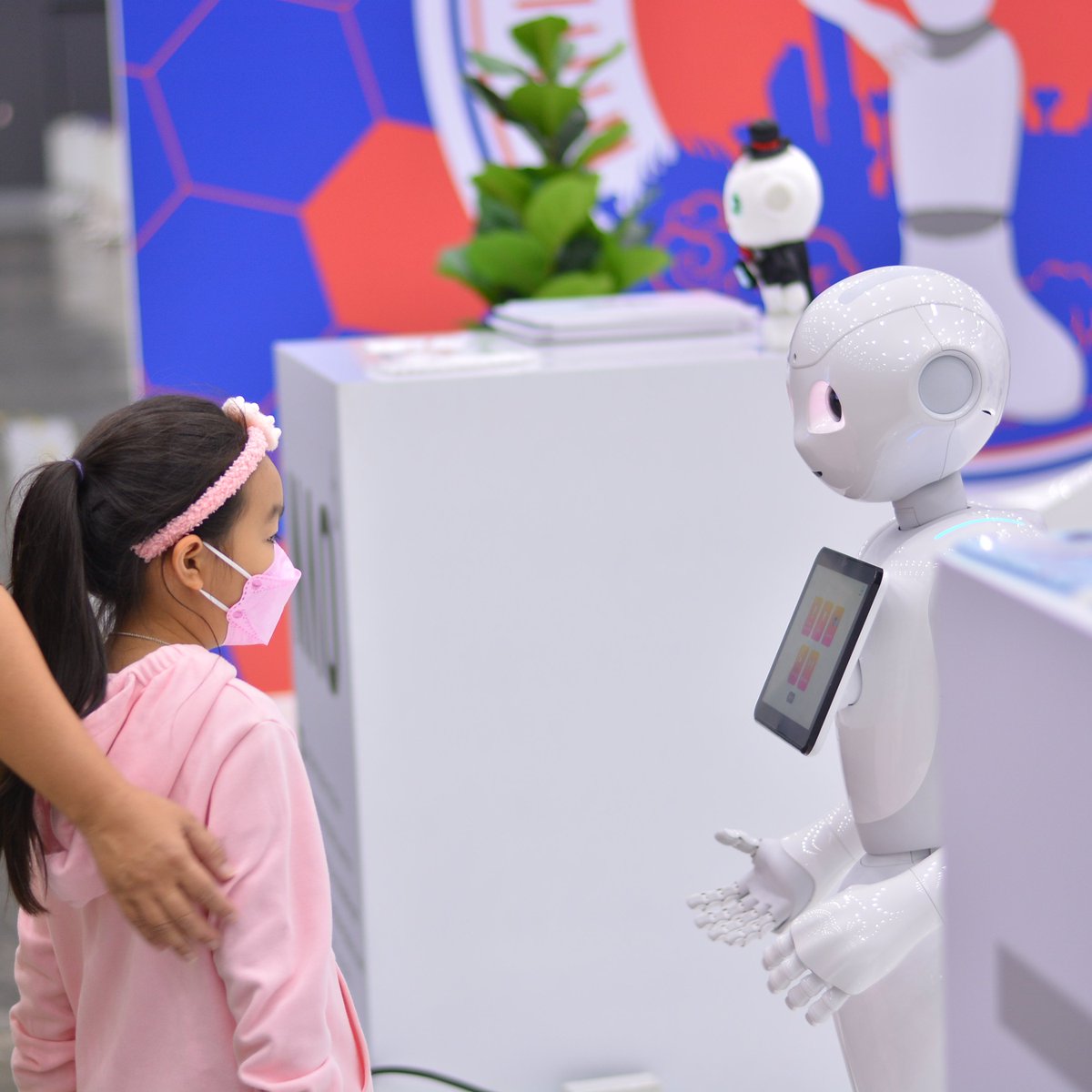 RoboCup2023's tweet photo. La RoboCup c’est … 

🔹 La plus grande compétition annuelle de robotique et d’IA du monde

🔹 Des chercheurs, professeurs et étudiants, réunis pour rivaliser d’ingéniosité

🔹 Des robots joueurs de foot, sauveteurs, industriels, ménagers et ludiques

Mais pas que ... https://t.co/dRpvdq2Ivj