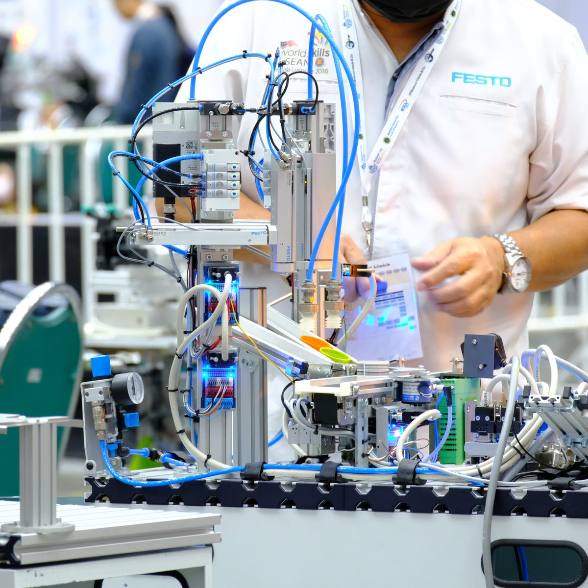 RoboCup2023's tweet photo. La RoboCup c’est … 

🔹 La plus grande compétition annuelle de robotique et d’IA du monde

🔹 Des chercheurs, professeurs et étudiants, réunis pour rivaliser d’ingéniosité

🔹 Des robots joueurs de foot, sauveteurs, industriels, ménagers et ludiques

Mais pas que ... https://t.co/dRpvdq2Ivj