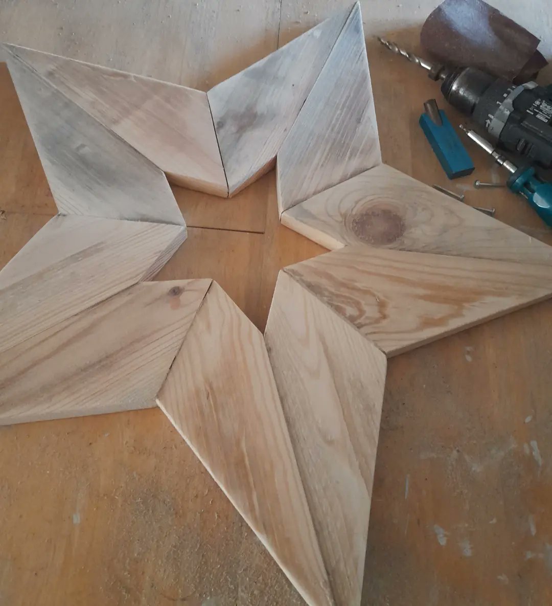 QuirkeyHQ's tweet photo. Star of wonder...
No chisel required! Didn't stick this one to the table! 🙄😂
A sander is defo on my birthday list 😬
#scrapwood #charitystar #inthegarage https://t.co/of1P6A6I3N