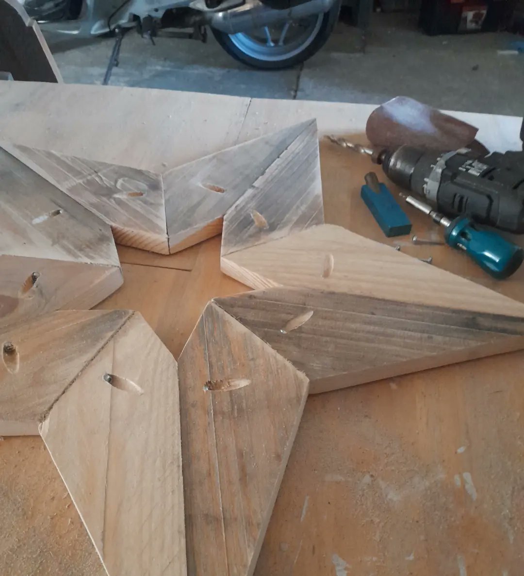 QuirkeyHQ's tweet photo. Star of wonder...
No chisel required! Didn't stick this one to the table! 🙄😂
A sander is defo on my birthday list 😬
#scrapwood #charitystar #inthegarage https://t.co/of1P6A6I3N
