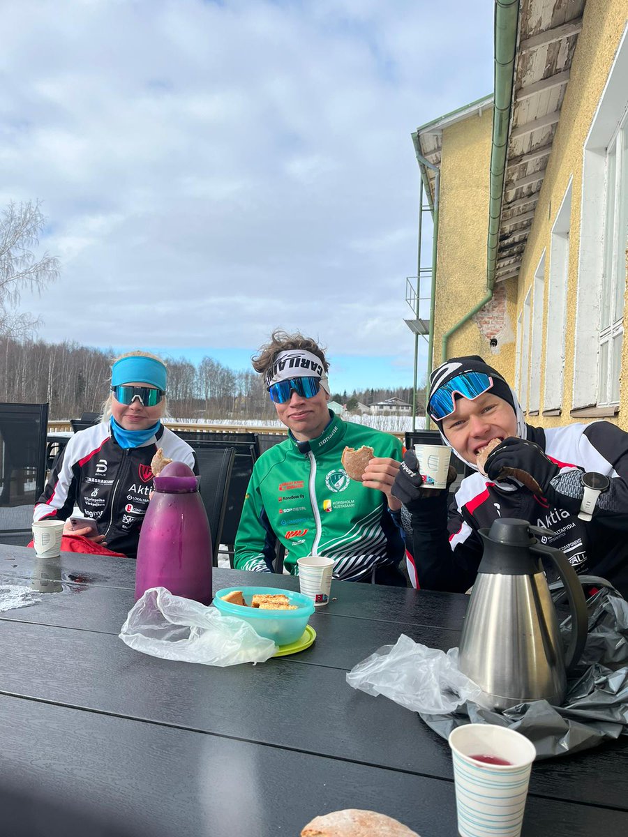 Vörå idrottsgymnasium morgonträning 25 skidåkare o två tränare 1060 km. Det finns ungdomar som har kondition. Jättestor betydelse för idrotten men  ännu viktigare, ambassadörer för Finland skall röra på sig. Det finns hopp.