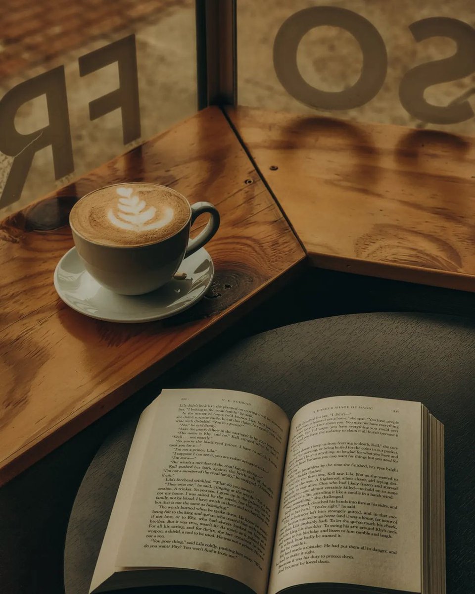 "La vida se siente mejor cuando hay libros y café".
Sahara Sanders