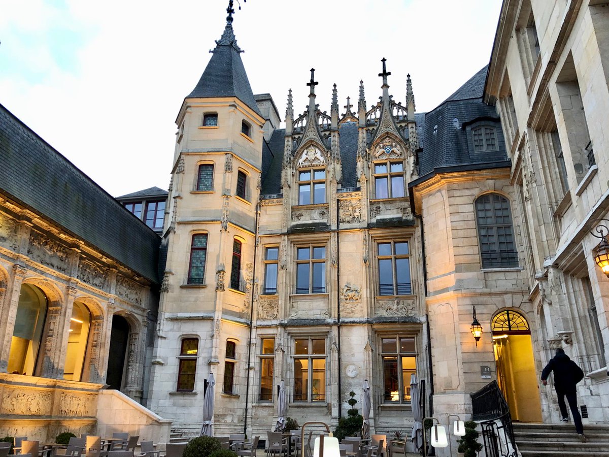 Fin du XVè s. Guillaume II le Roux, seigneur de #Bourgtheroulde et membre de l'Echiquier de Normandie se fit construire un hôtel en pierre digne de son rang. Il est devenu l'hôtel de Bourgtheroulde situé place de la Pucelle, dans le centre historique de #Rouen en #Normandie.