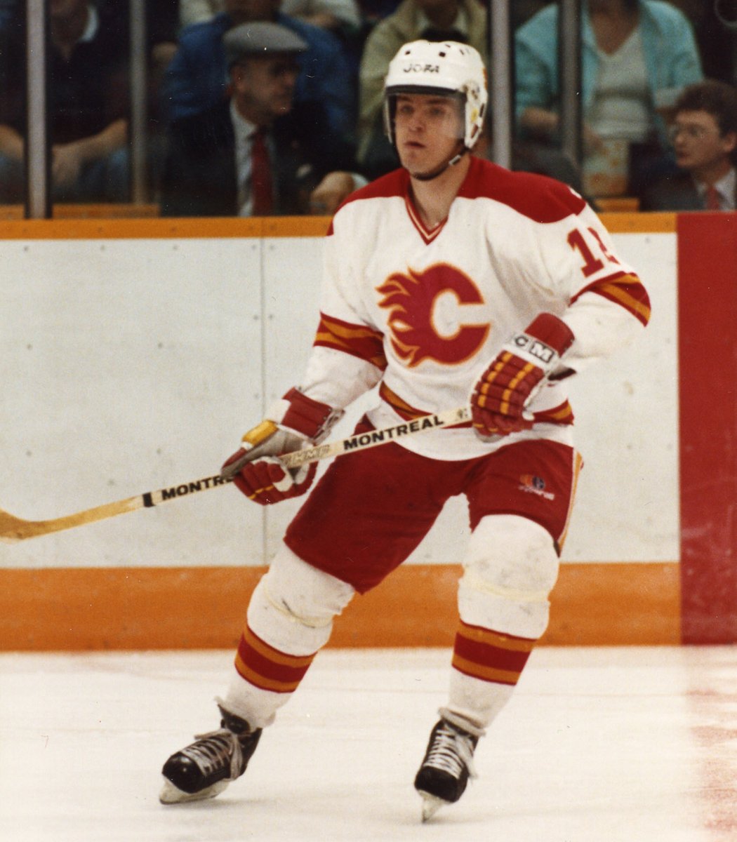 35 years ago today, @HkanLoob became the first Swedish player to hit 50 goals in a single season in the #NHL! In a 4-1 win over the Minnesota North Stars at the 'Dome, Loob hit the milestone when he scored a power play goal in the third period!