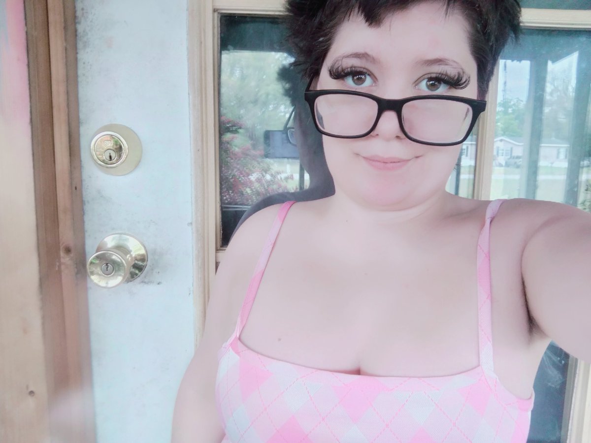 ChibiWaifuRobin's tweet photo. Me next to the handle on my front door and back door. I'm literally only 4 feet tall. This page is 100% #midget #content #Accounting #onlyfans #sexy #glassesgirl https://t.co/ADUKB5157o
