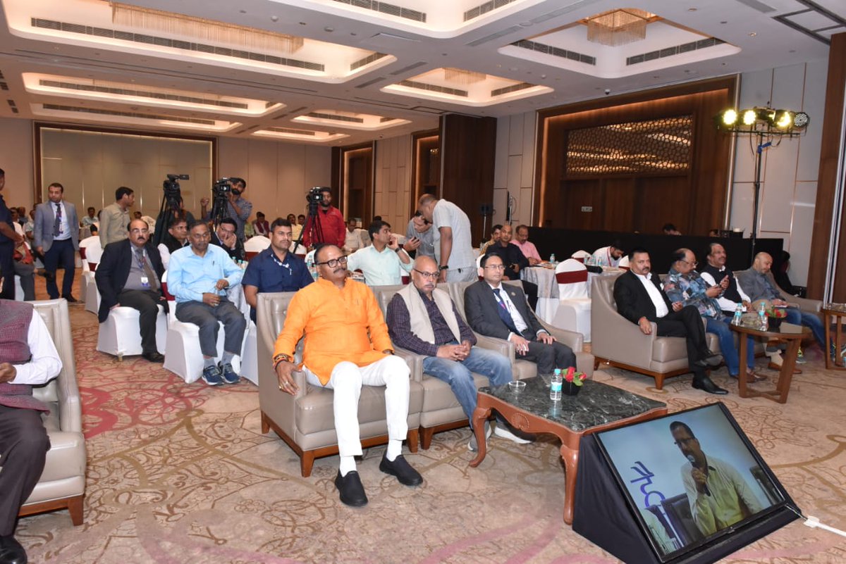 आज मुझे लखनऊ में बिजनेस स्टैण्डर्ड द्वारा आयोजित 'समृद्धि-उत्तर प्रदेश' विषय पर एक परिचर्चा में सम्मिलित होने का सुअवसर प्राप्त हुआ। इस दौरान मैंने उत्तर प्रदेश की इकोनॉमी को 01 ट्रिलियन डॉलर बनाने की दिशा में हो रहे प्रयासों व कार्यों के बारे में संक्षेप में बताया।