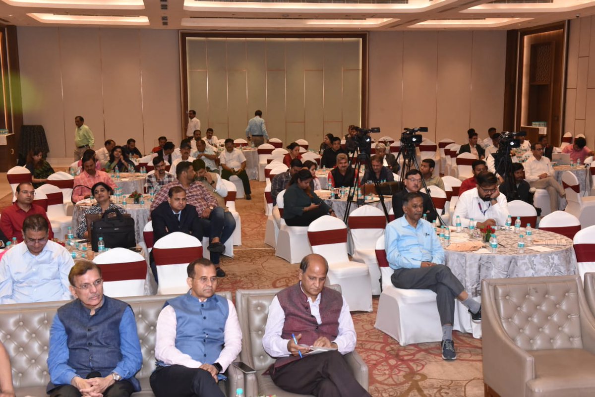 परिचर्चा का मुख्य बिंदु अवस्थापना सुविधाओं के संबंध में था। मैंने उपस्थित लोगों के समक्ष तथ्यपरक जानकारी देते हुए बताया कि आज उत्तर प्रदेश में भयमुक्त व निवेशोन्मुखी परिदृश्य के चलते 34.18 लाख करोड़ रुपये के MoU साइन हो चुके हैं। हमारी व्यवस्था पूरी तरह ऑनलाइन है।