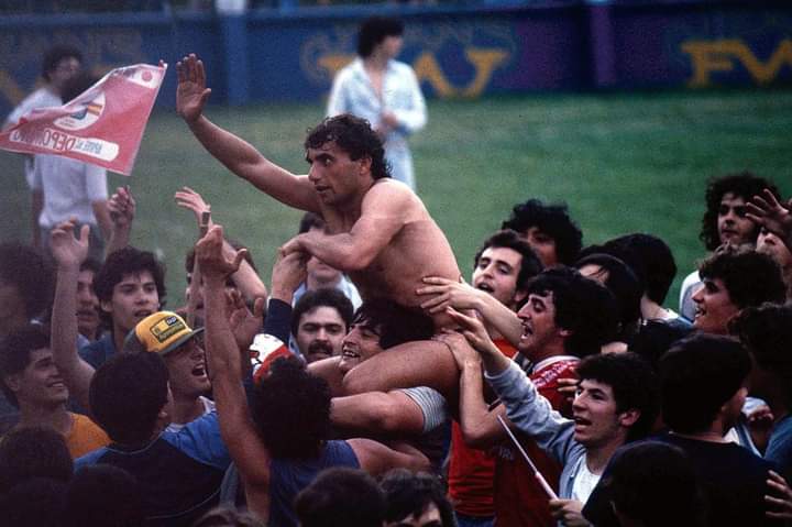 laviejaprimeraB's tweet photo. 12/10/1984
Fecha 37 del torneo
En cancha de Atlanta
Defensores de Belgrano 1 (Cáceres)
Deportivo Español 3 (Donaires, Lorea, D'Angelo)
Español se consagra campeón a falta de 5 fechas para el final del torneo
En la foto Fernando Donaires(como le pegaba a la pelota)dando la vuelta https://t.co/TaAoYSPyRE