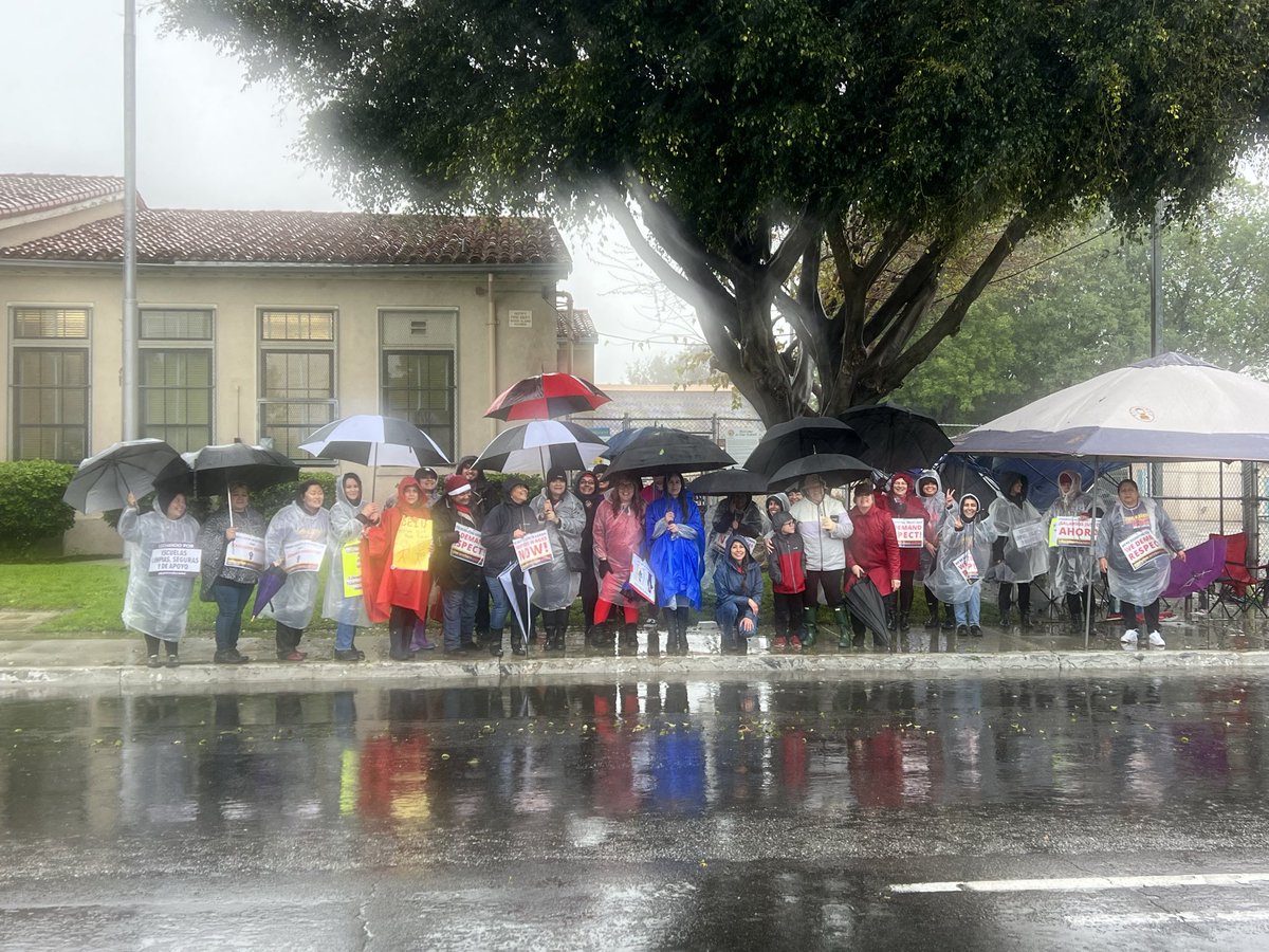Kallistea7's tweet photo. Dominguez Elementary UTLA &amp; SEIU local 99 are fed up with the district antics! @UTLANOW and #United4LA https://t.co/wu4ITK8hn6