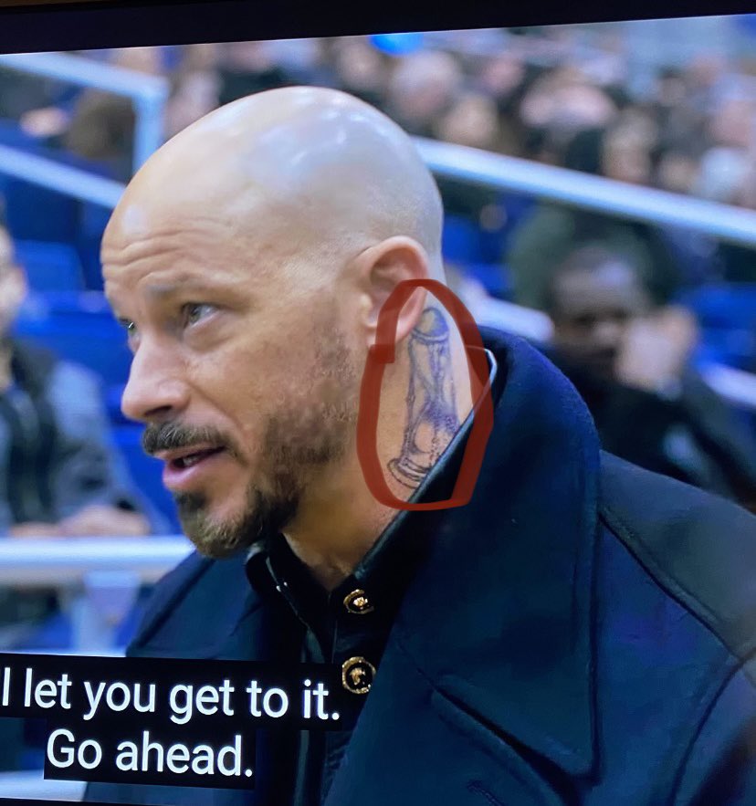 Wtf going on here. This nigga got a dildo tatted on his neck 🤦🏾‍♂️🤦🏾‍♂️
#power #PowerBookII #50cent