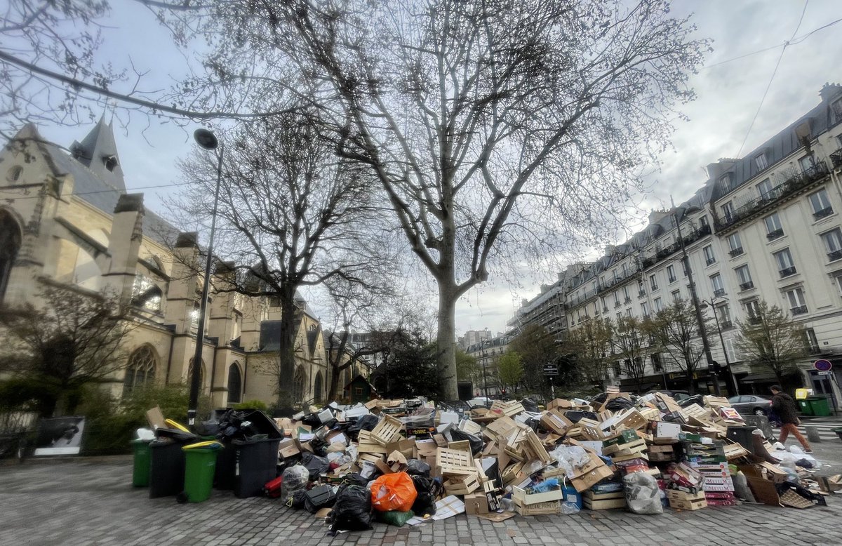Et toutes ces poubelles
Aucun coin du 5eme ne semble épargné
Ce n’est pas le cas dans tout Paris ! Il paraît que ceux sont les arrondissements dont la collecte dépend de la mairie de Paris qui croulent sous les ordures ! 
Une sortie de crise pour bientôt <a href="/FBerthout/">Florence Berthout</a> <a href="/Anne_Hidalgo/">Anne Hidalgo</a>