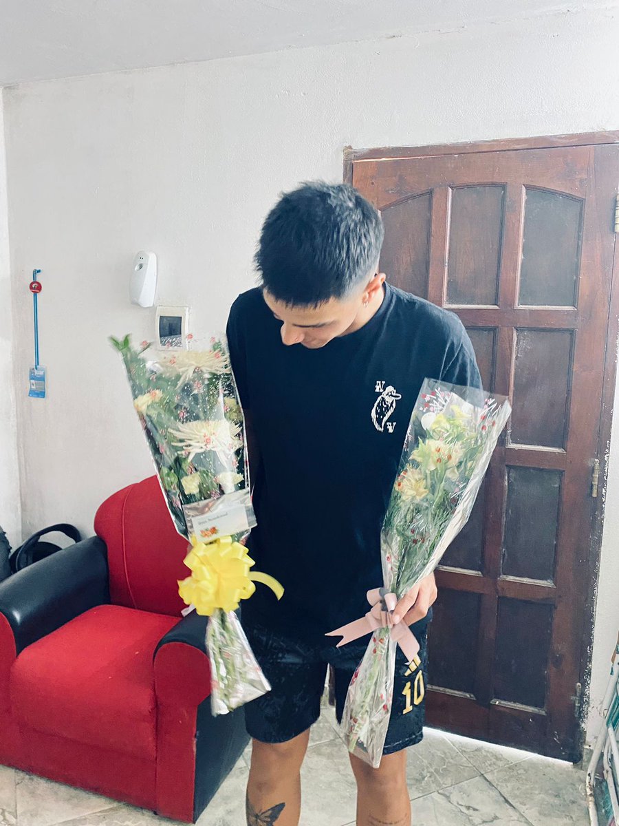 MeliSalinas_16's tweet photo. El novio de mi amiga le regalo flores amarillas y no se olvido de mi 😭😭😭 https://t.co/FnAYzq4O62