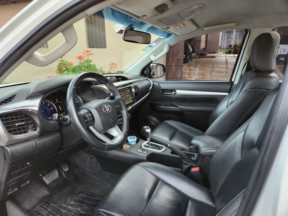 Vendo Hilux SRV 2018 Full extras 
Precio NEGOCIABLE
2800 cc
Diésel 
Automático 
Cuero 
107 mil kms
Placa terminada en 5