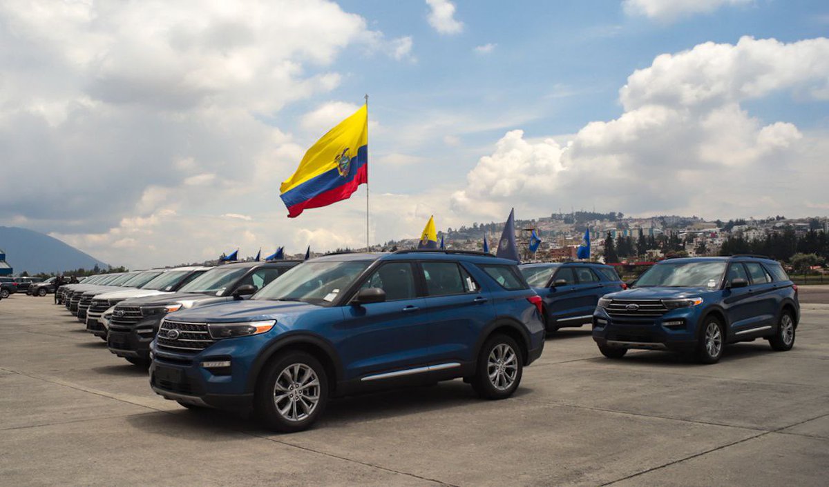 CapiZapataEC's tweet photo. El compromiso del Pdte. @LassoGuillermo con la seguridad se ve reflejado en cada acción en pro de las instituciones de la fuerza y el orden. Esta mañana, la @PoliciaEcuador recibió 57 vehículos blindados que fortalecerán la logística institucional.
#CruzadaPorLaSeguridad https://t.co/rtgAso4gKc