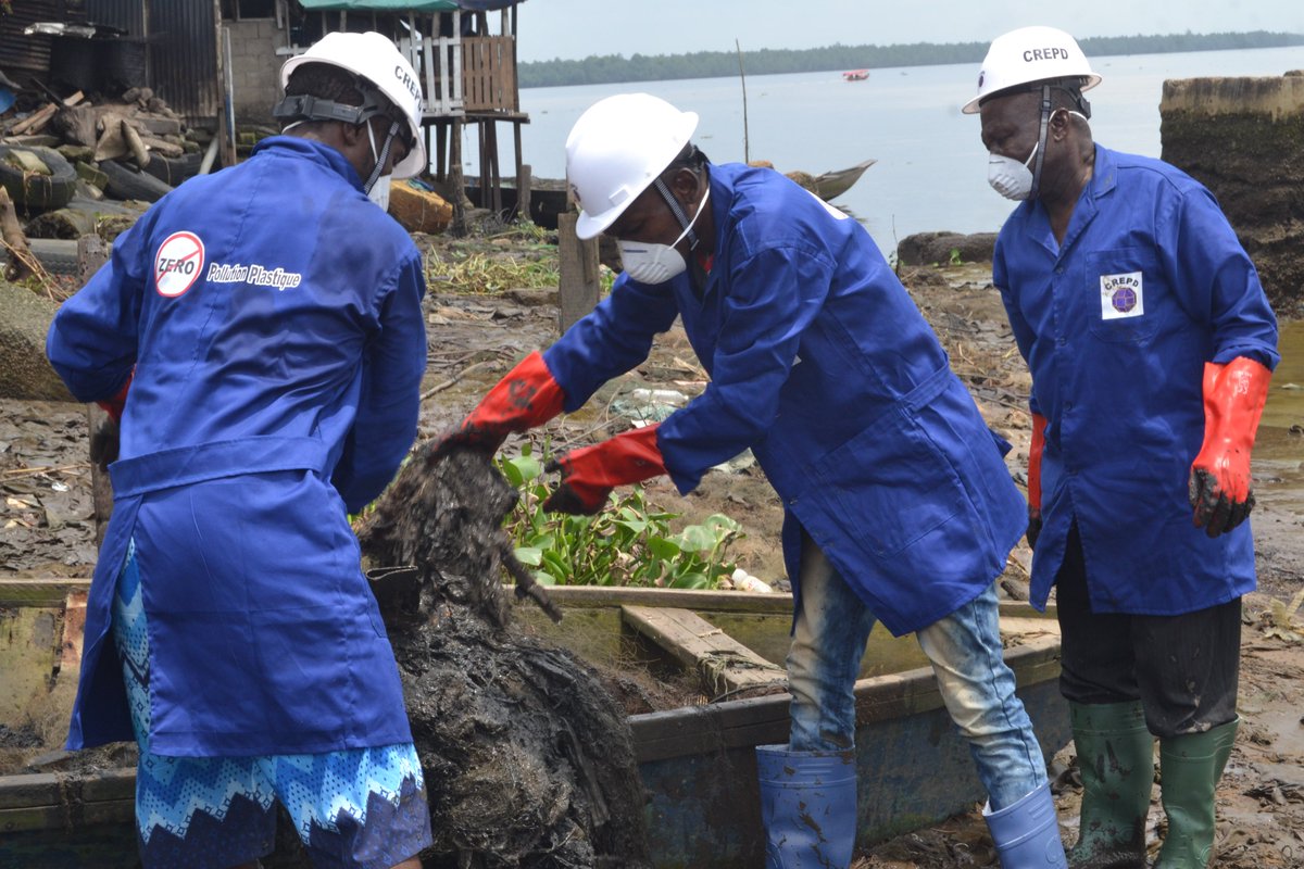 IPEN_AF's tweet photo. Nettoyage des berges du Wouri de la pollution par les filets de pêche hors usage (déchets plastiques) qui polluent l’Océan Atlantique.
#CREPD agit à la source avec l’implication des pêcheurs pour une solution durable
#BeachCleanUp
#toxicplastics
https://t.co/LSC0nh0aEz https://t.co/EOf6xZBsND