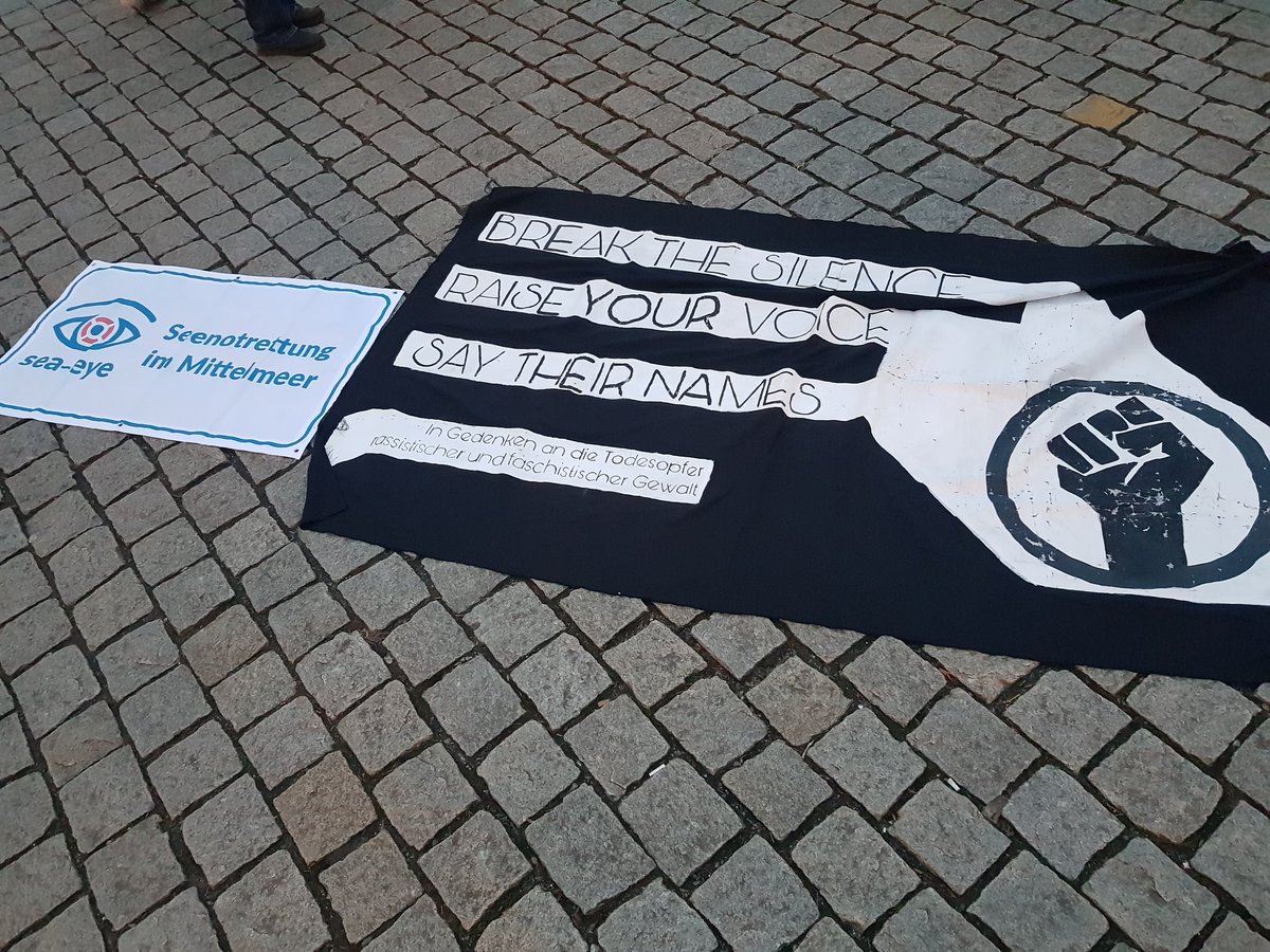 antifagera's tweet photo. Zwischenkundgebung auf dem Markt läuft.
Es spricht eine von Rassismus betroffene Person
#antiragera #g2103 https://t.co/2s6EUKhLT4