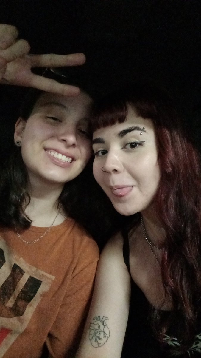 sophixxs's tweet photo. resolvi ir num barzinho ao invés de ir em um baile, vi ela lá e fiquei encantada mas achei que ela nunca ia me dar bola, uma semana dps ela me achou no tinder e agora sou a pessoa mais feliz do mundo com ela https://t.co/13xbaOvgOW
