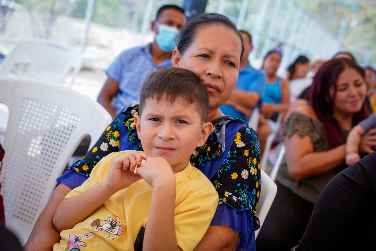 ViviendaSV's tweet photo. "Gracias al Presidente @nayibbukele, a los alcaldes y diputados por esta oportunidad de hacer realidad este sueño, los gobiernos anteriores nos dejaron olvidados, ahora nuestros hijos tendrán un patrimonio propia, esto es nuestro, nadie nos lo rebatará", Reyna Rivas, beneficiada. https://t.co/vCh7s2Natm