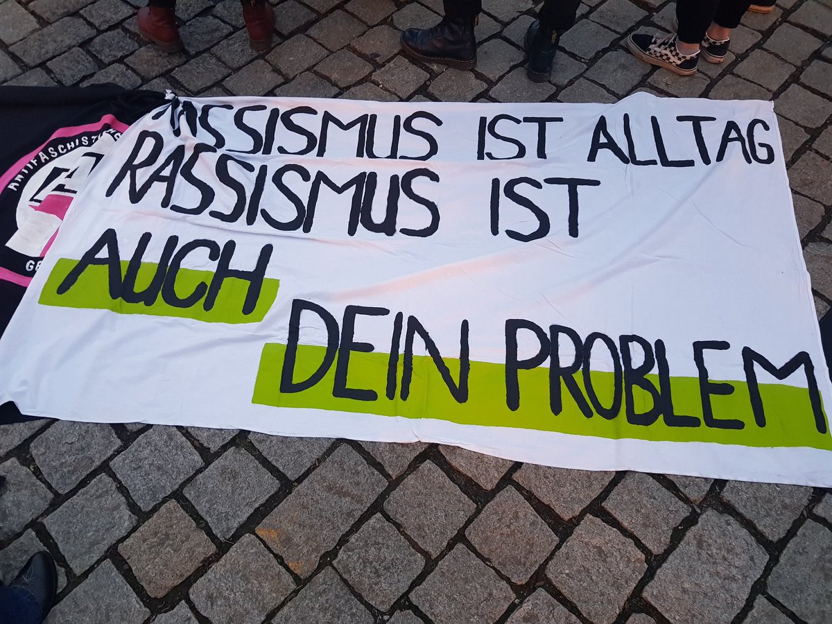 antifagera's tweet photo. Zwischenkundgebung auf dem Markt läuft.
Es spricht eine von Rassismus betroffene Person
#antiragera #g2103 https://t.co/2s6EUKhLT4