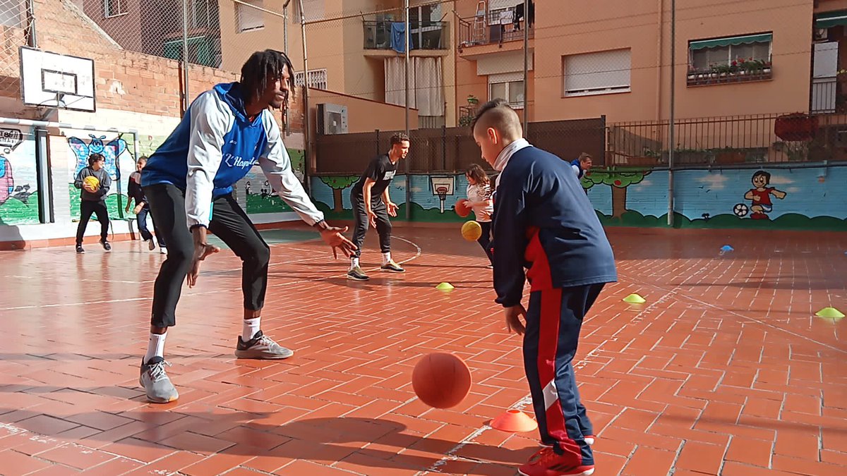 cbhospitalet's tweet photo. Avui hem fet una visita a l'escola Alpes de #lh per acompanyar als alumnes de 5è i 6è de primària a la seva classe d'educacio fisica.

👉 Els jugadors #LEBPlata @ChickenKnowles3 @xaviguia14 @gmlozoya i Ronalds han pogut gaudir
amb els nens i nenes del collegi. https://t.co/pscgxcyTSV