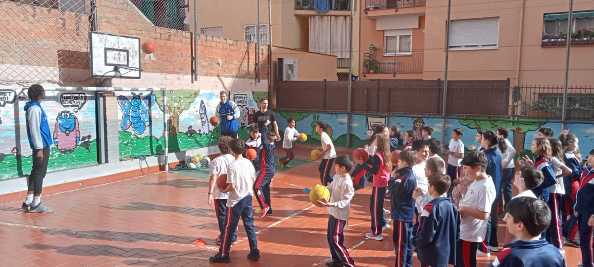cbhospitalet's tweet photo. Avui hem fet una visita a l'escola Alpes de #lh per acompanyar als alumnes de 5è i 6è de primària a la seva classe d'educacio fisica.

👉 Els jugadors #LEBPlata @ChickenKnowles3 @xaviguia14 @gmlozoya i Ronalds han pogut gaudir
amb els nens i nenes del collegi. https://t.co/pscgxcyTSV