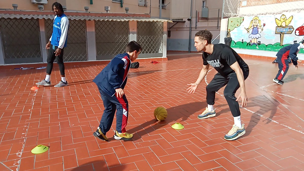 cbhospitalet's tweet photo. Avui hem fet una visita a l'escola Alpes de #lh per acompanyar als alumnes de 5è i 6è de primària a la seva classe d'educacio fisica.

👉 Els jugadors #LEBPlata @ChickenKnowles3 @xaviguia14 @gmlozoya i Ronalds han pogut gaudir
amb els nens i nenes del collegi. https://t.co/pscgxcyTSV