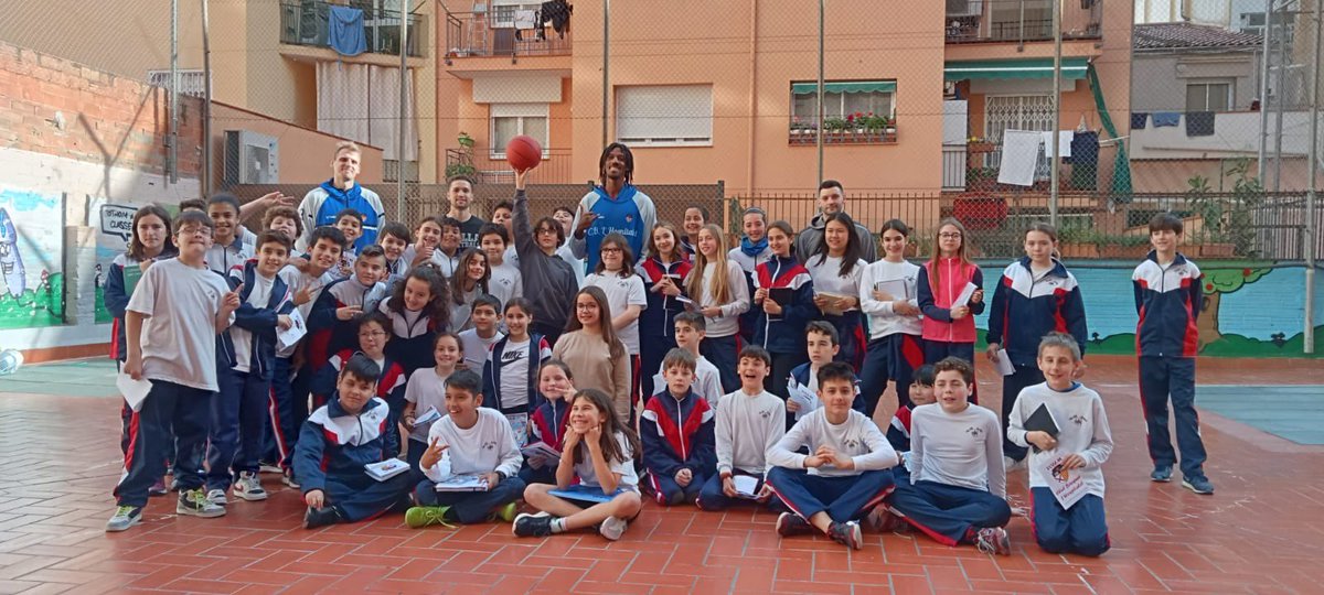cbhospitalet's tweet photo. Avui hem fet una visita a l'escola Alpes de #lh per acompanyar als alumnes de 5è i 6è de primària a la seva classe d'educacio fisica.

👉 Els jugadors #LEBPlata @ChickenKnowles3 @xaviguia14 @gmlozoya i Ronalds han pogut gaudir
amb els nens i nenes del collegi. https://t.co/pscgxcyTSV
