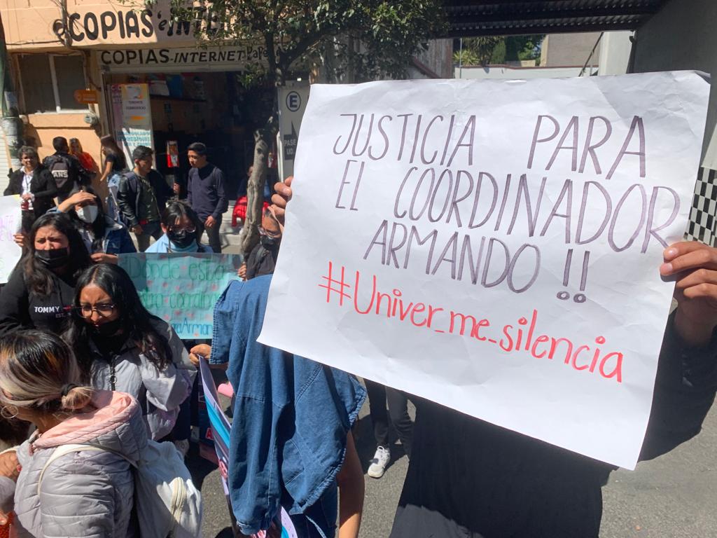SOLTOLUCA's tweet photo. La mañana de este martes alumnos de la Universidad #UniverMilenium de #Toluca, se manifestaron frente a este centro educativo exigiendo la destitución de un docente.
📸 Luis Rodríguez | El Sol de Toluca https://t.co/FWPrZPOXOl