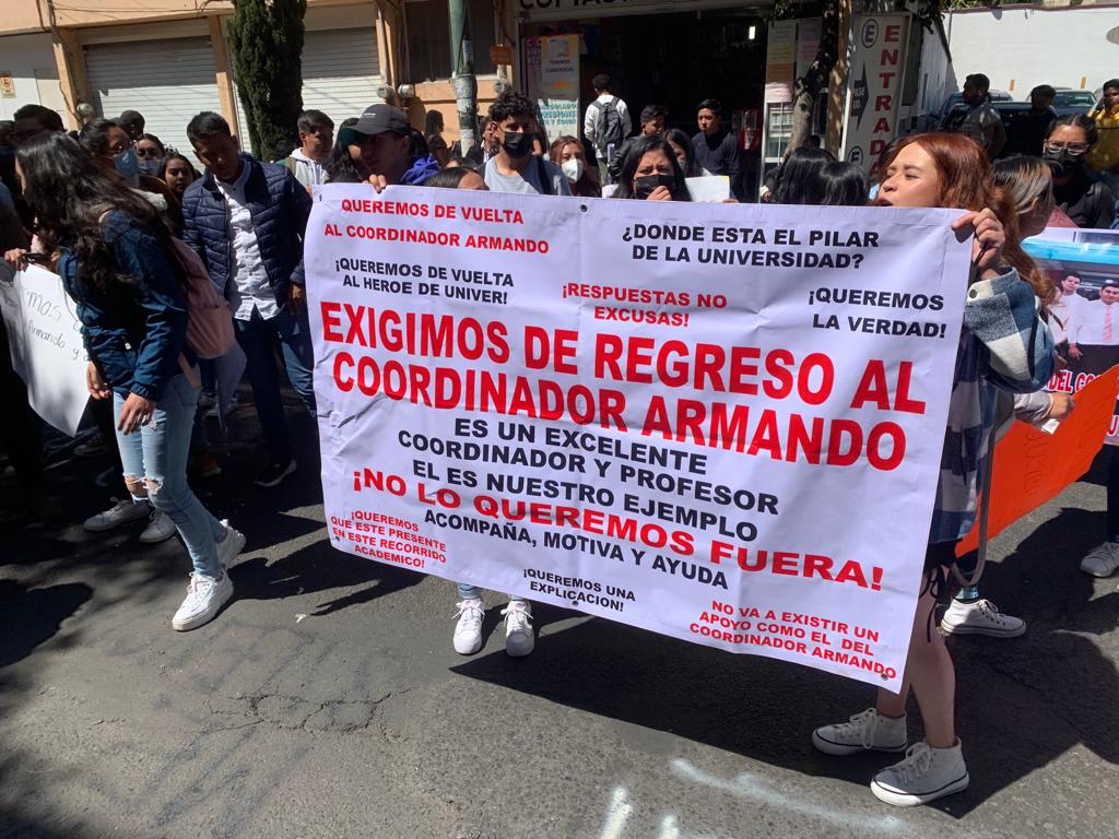 SOLTOLUCA's tweet photo. La mañana de este martes alumnos de la Universidad #UniverMilenium de #Toluca, se manifestaron frente a este centro educativo exigiendo la destitución de un docente.
📸 Luis Rodríguez | El Sol de Toluca https://t.co/FWPrZPOXOl
