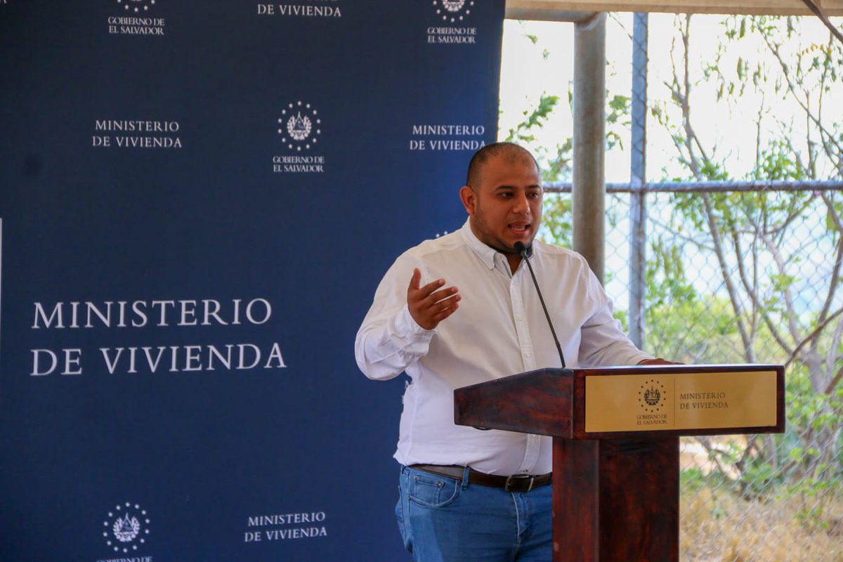 ViviendaSV's tweet photo. "Antes se jugaba el derecho a tener la seguridad jurídica se utilizaba para fines político, en cada campaña les decían que les entregarían el documento, ahora gracias al Presidente @nayibbukele e instituciones involucradas y tienen sus escrituras", Alcalde @SamuelC_ApaES. https://t.co/u69fdOvdBY