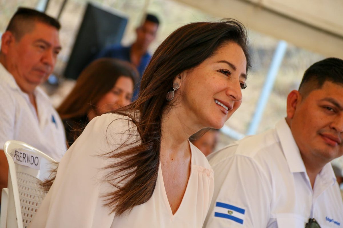 "Antes se jugaba el derecho a tener la seguridad jurídica se utilizaba para fines político, en cada campaña les decían que les entregarían el documento, ahora gracias al Presidente <a href="/nayibbukele/">Nayib Bukele</a> e instituciones involucradas y tienen sus escrituras", Alcalde <a href="/SamuelC_ApaES/">Samuel Carrillo</a>.