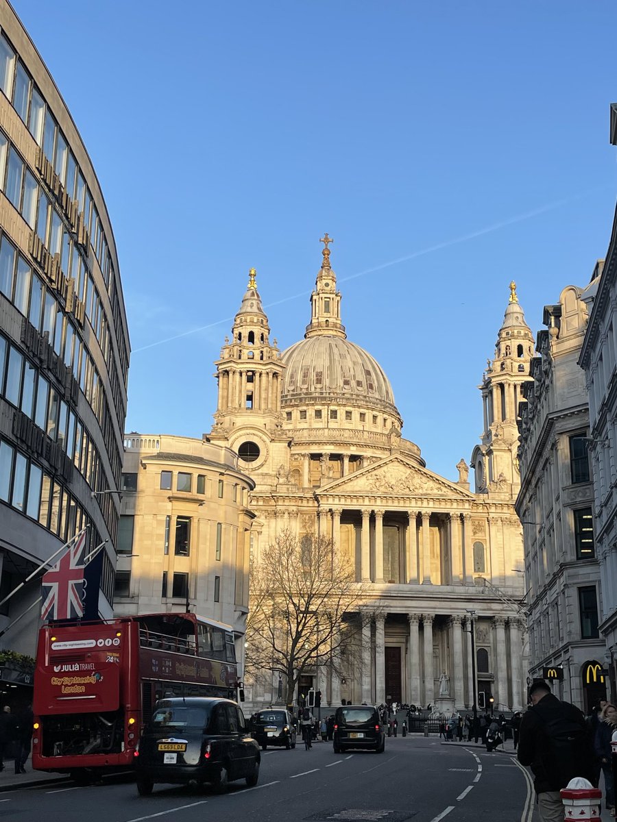 St Paul’s is looking particularly handsome this evening. What lovely light.  ⁦<a href="/Wren300M/">Wren300SquareMile</a> ⁦<a href="/VisitEngland/">VisitEngland</a>⁩