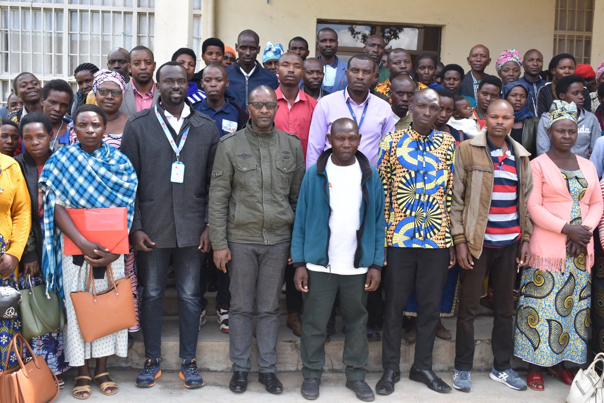 NyabihuDistrict's tweet photo. Mu cyumba cy'inama cy'Akarere ka #Nyabihu hateranye inama yahuje abahagarariye amatsinda ya Gikuriro kuri bose, PSF mu Mirenge, abakozi muri BDE unit, abayobozi ba Gikuriro kuri bose, igamije kurushaho gukorera hamwe, kunoza imikorere no guhanga udushya..Hari V/MSA, @SimpenzweP https://t.co/wFgY1AVDp4