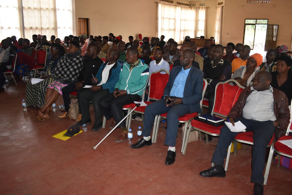 NyabihuDistrict's tweet photo. Mu cyumba cy'inama cy'Akarere ka #Nyabihu hateranye inama yahuje abahagarariye amatsinda ya Gikuriro kuri bose, PSF mu Mirenge, abakozi muri BDE unit, abayobozi ba Gikuriro kuri bose, igamije kurushaho gukorera hamwe, kunoza imikorere no guhanga udushya..Hari V/MSA, @SimpenzweP https://t.co/wFgY1AVDp4