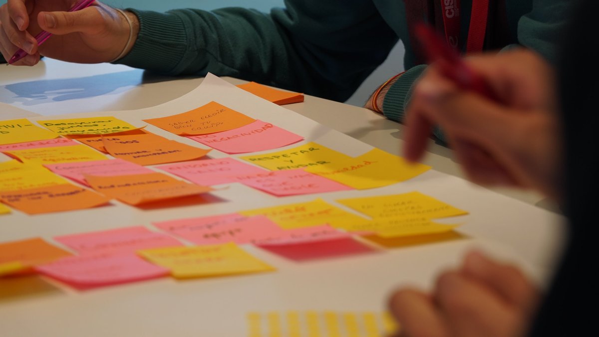 emprendecise's tweet photo. #e2CISE | Medio centenar de estudiantes universitarios cántabros han reflexionado sobre las competencias necesarias para su desarrollo profesional, la relación entre el trabajador y la empresa o los fundamentos de un trabajo en equipo eficaz 👇 https://t.co/EegefhNeUv