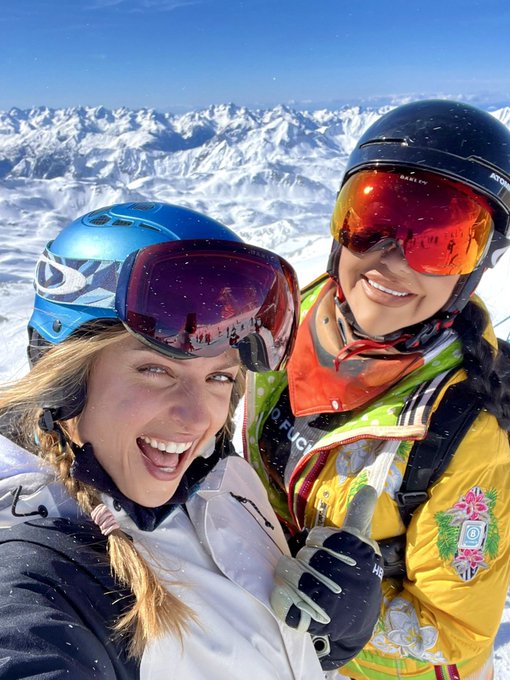 Loved sharing a cheeky apple tart on the slopes with my sexy girlfriend 😜🎿🔥 https://t.co/jHuTcLOm9Y