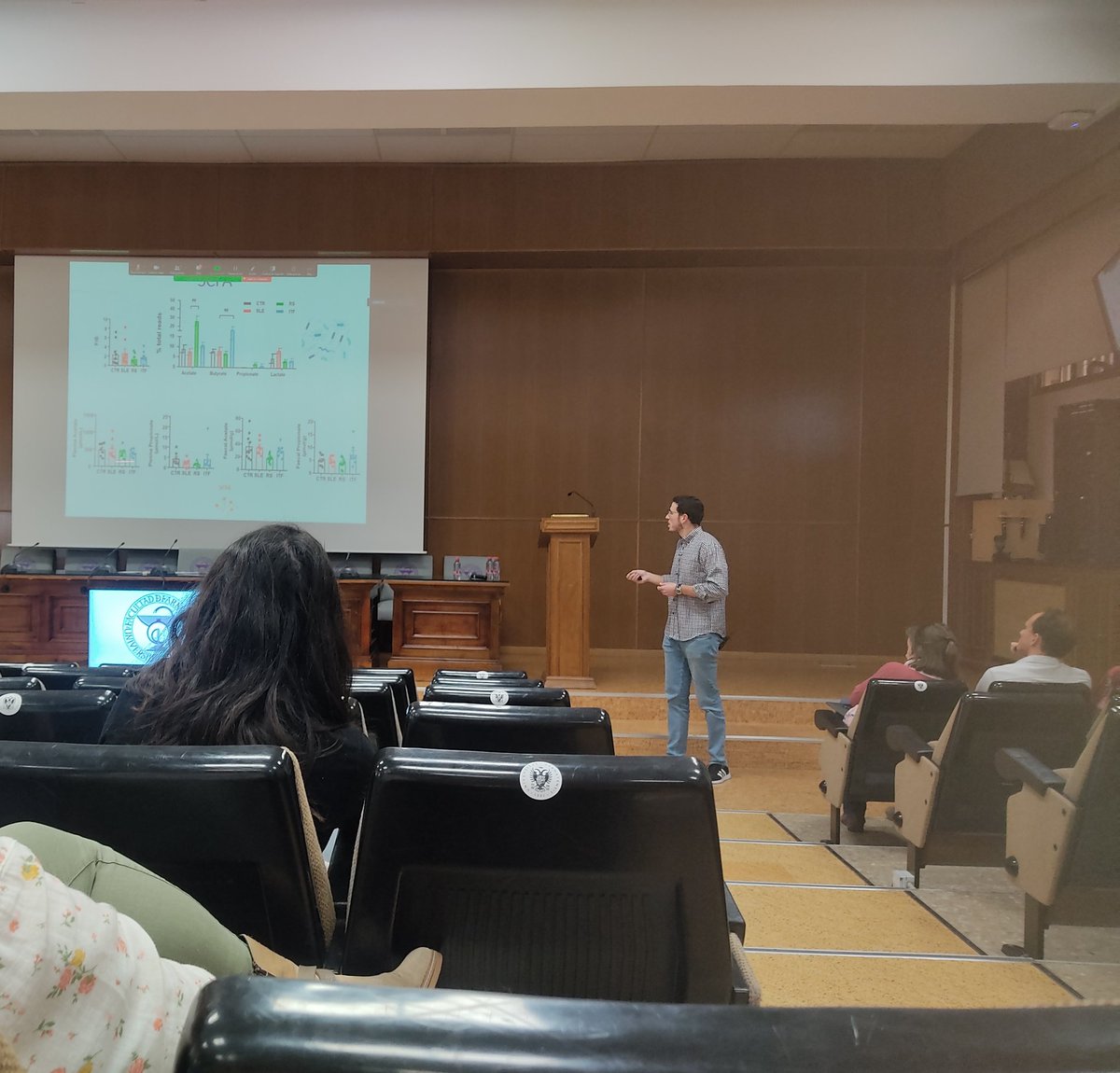 Hoy los doctorandos Javier Moleón (<a href="/JavierMoleon/">〽️oleón</a>) y Cristina González (<a href="/cristinassgc/">Cristina Glez Correa</a>) han estado presentando nuestra investigación en las Tribunas Científicas de la Academia Iberoamericana <a href="/ffarmaciaUGR/">Facultad de Farmacia</a>