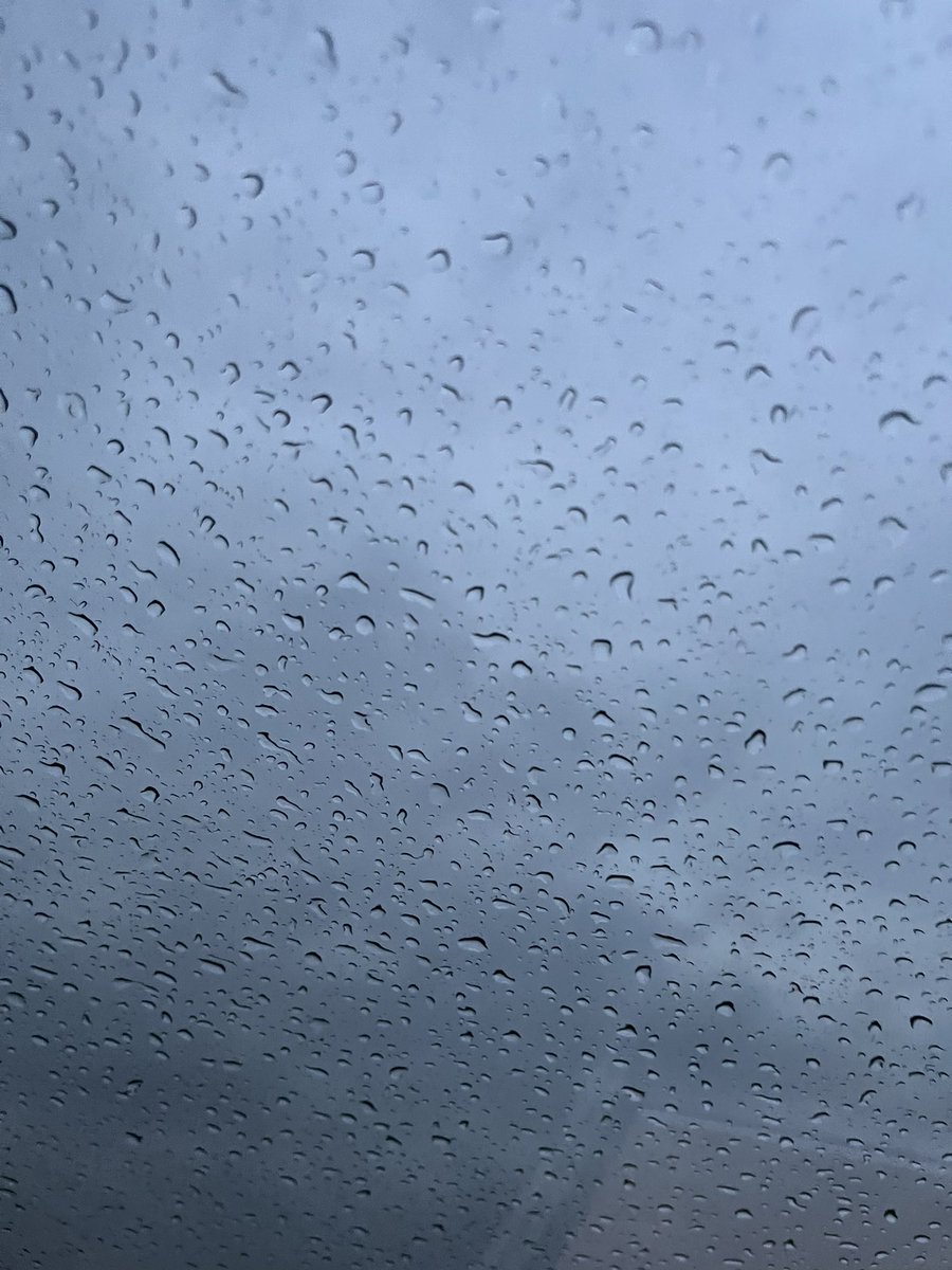 ياكُل الاماني والدنيا مَطر♡.