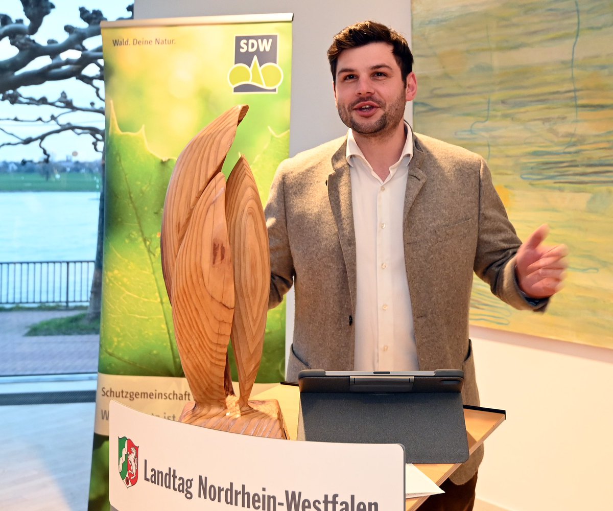 Landtag_NRW's tweet image. #TagdesWaldes ist der Tag für den NRW-Preis für vorbildliche Waldwirtschaft. Überreicht im #ltnrw von der Schutzgemeinsch. Dt. Wald, Vizepräs. @Schmeltzer_NRW und @MLVNRW-Min. Silke Gorißen an die Stadt #Hallenberg. Ausgezeichnet u.a. für Umweltbildung &amp;amp; Naturtourismus.