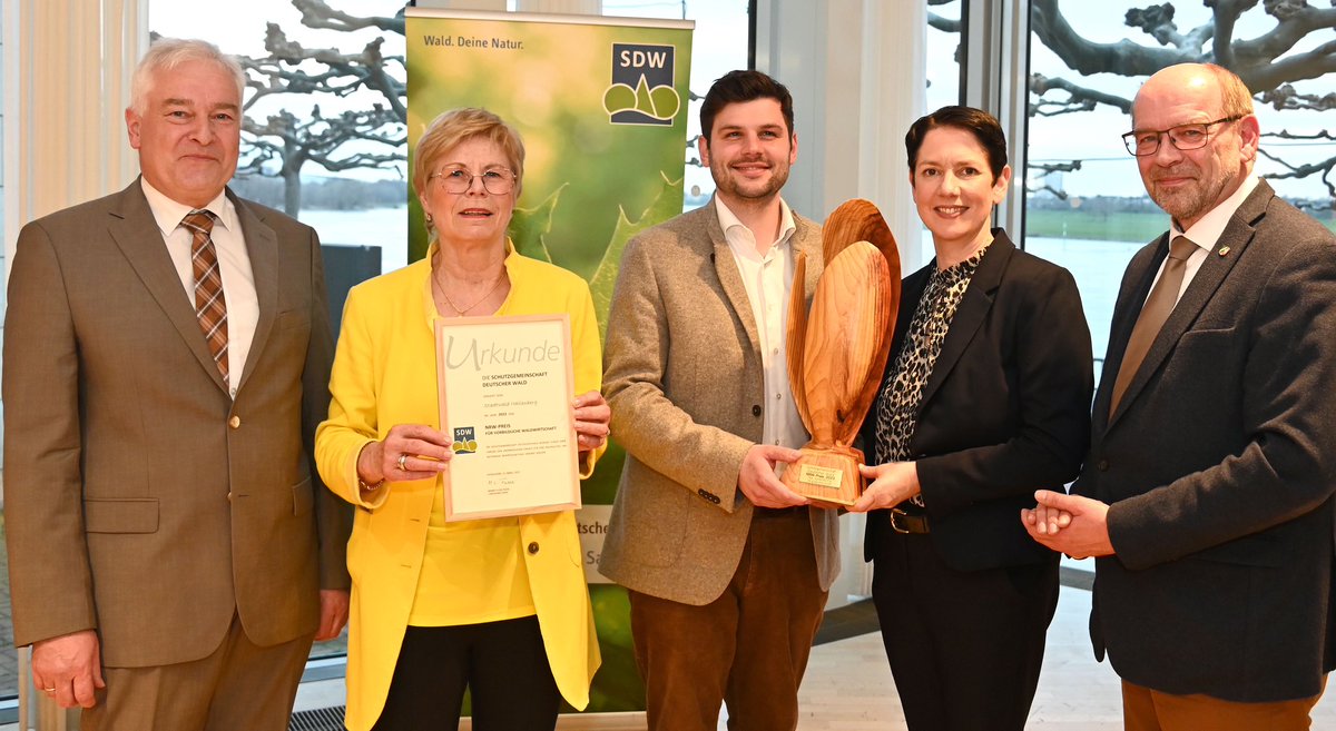 Landtag_NRW's tweet image. #TagdesWaldes ist der Tag für den NRW-Preis für vorbildliche Waldwirtschaft. Überreicht im #ltnrw von der Schutzgemeinsch. Dt. Wald, Vizepräs. @Schmeltzer_NRW und @MLVNRW-Min. Silke Gorißen an die Stadt #Hallenberg. Ausgezeichnet u.a. für Umweltbildung &amp;amp; Naturtourismus.