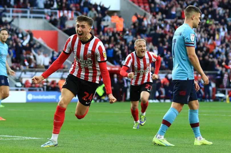 JHunterChron's tweet photo. 🚨 New contract 🚨

Dan Neil has signed a new deal with #safc keeping him at the club until 2026 https://t.co/IMyZSk6w5m