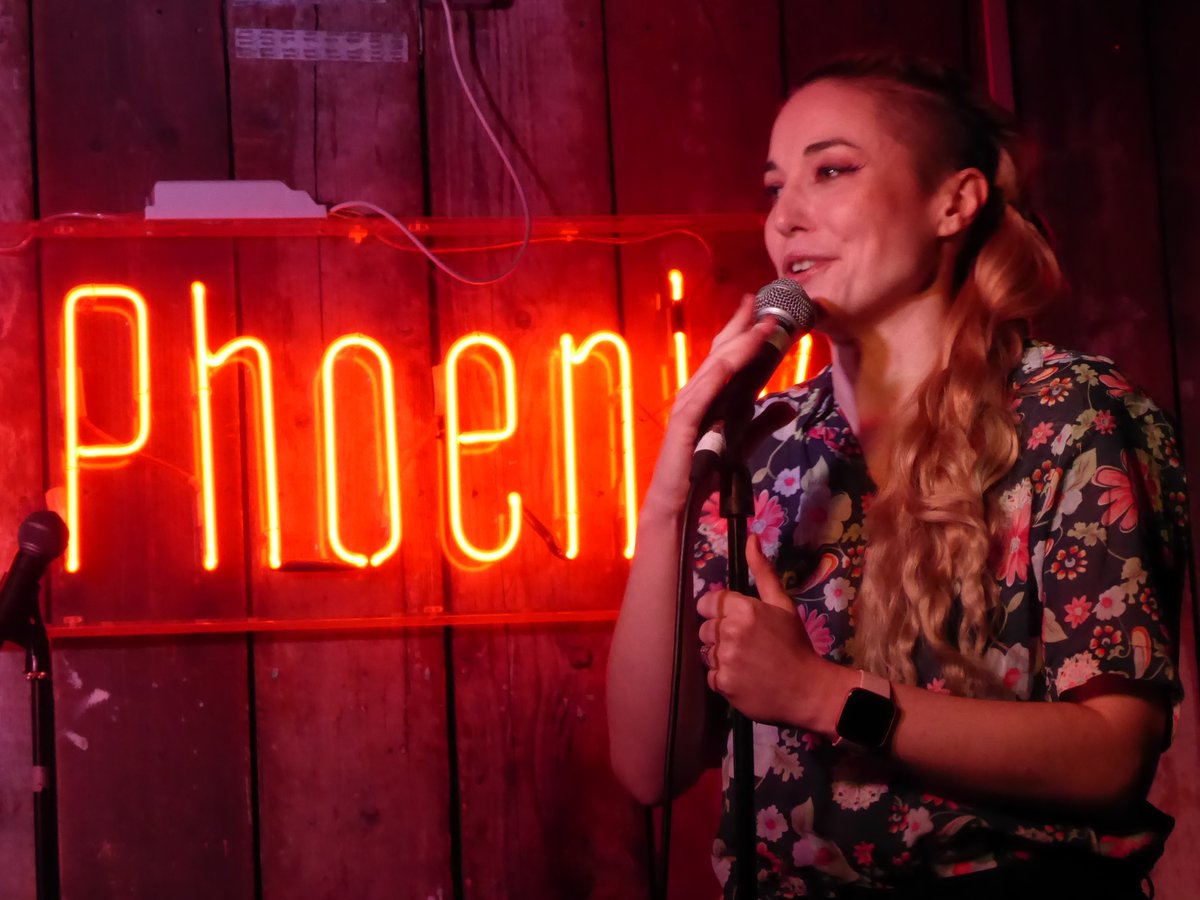 AltComMemSoc's tweet image. Hat-tip to Monday's #ACMS guests, among them the tuneful @bleedingobvs, the well-captioned @bechillcomedian, conch captain @stevepretty (who DOES have more in his life than just shells, he INSISTED), and @katiepritchards with a singing tribute to Julie Walters' Two Soups.