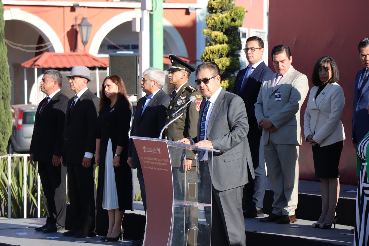 SEGOBHidalgo's tweet photo. Se llevó a cabo la ceremonia del 217° Aniversario del Natalicio del expresidente Benito Juárez, en dicho homenaje se contó con la presencia del gabinete estatal, funcionarios públicos, abogados, estudiantes, medios de comunicación y público en general. https://t.co/zCJzzLsjyV