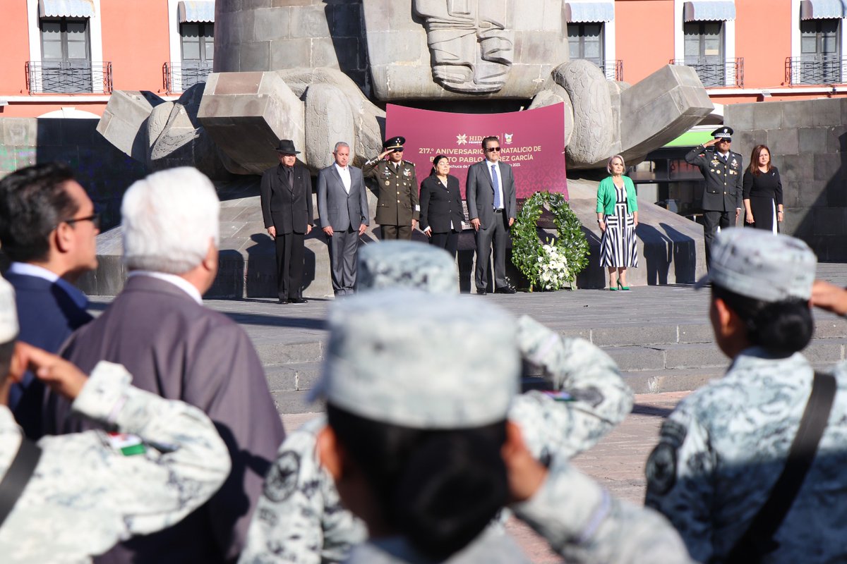 SEGOBHidalgo's tweet photo. Se llevó a cabo la ceremonia del 217° Aniversario del Natalicio del expresidente Benito Juárez, en dicho homenaje se contó con la presencia del gabinete estatal, funcionarios públicos, abogados, estudiantes, medios de comunicación y público en general. https://t.co/zCJzzLsjyV